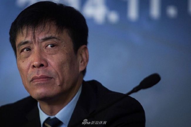 如果自己故意躲开不去看她，反而极有可能被她察觉到异常。